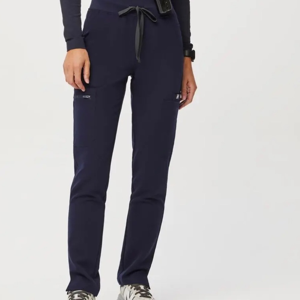 Figs women’s Navy High Waisted Yola skinny scrub pants